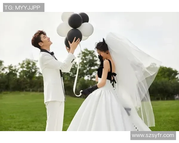 外国足球明星携手爱妻在绿茵场上拍摄浪漫婚纱照记录幸福瞬间