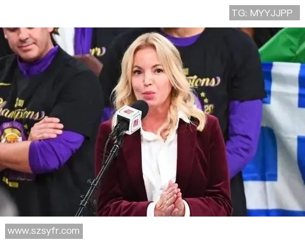 足球天才碧涵的崛起与荣耀之路：从青训到国际赛场的传奇旅程