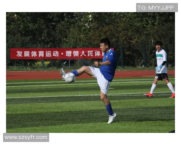 足球巨星退役后的人生之路：从绿茵场到人生新高峰的蜕变与挑战