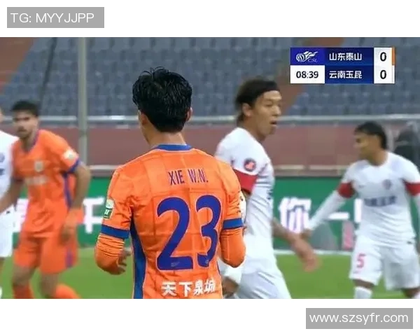 足球球星化身普通球迷现身赛场引热议球迷惊呼不敢相信竟是他